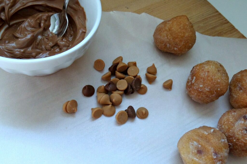 how to decorate donut holes to look like acorns 