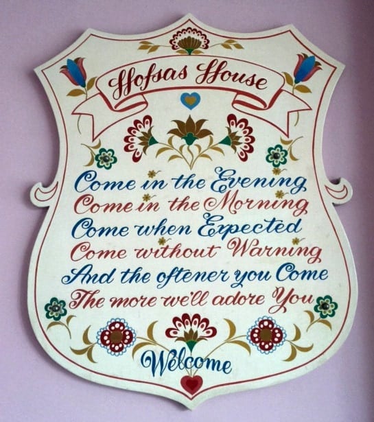 the welcome sign hofsas house