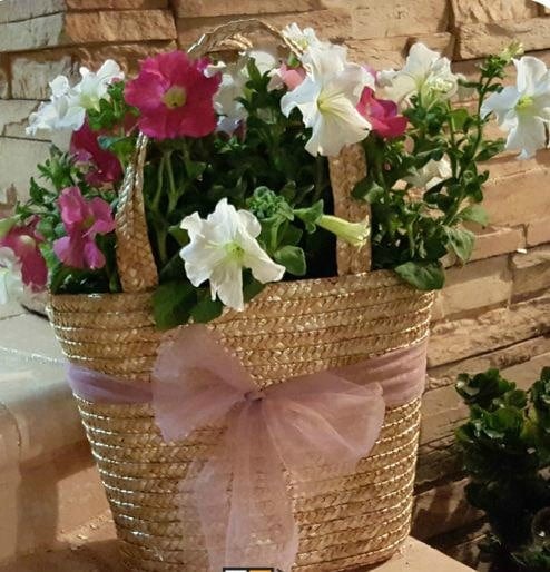 See how easy it is to make a repurposed purse planter out of an old purse. This is such a pretty way to DIY and repurpose.