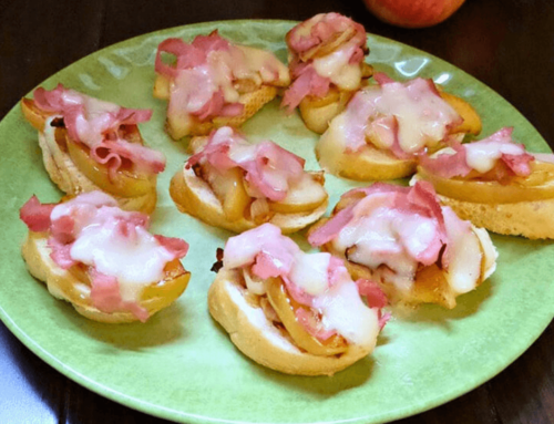 9 pieces of Caramelized Onion Bruschetta with Apples and Ham served on a green plate