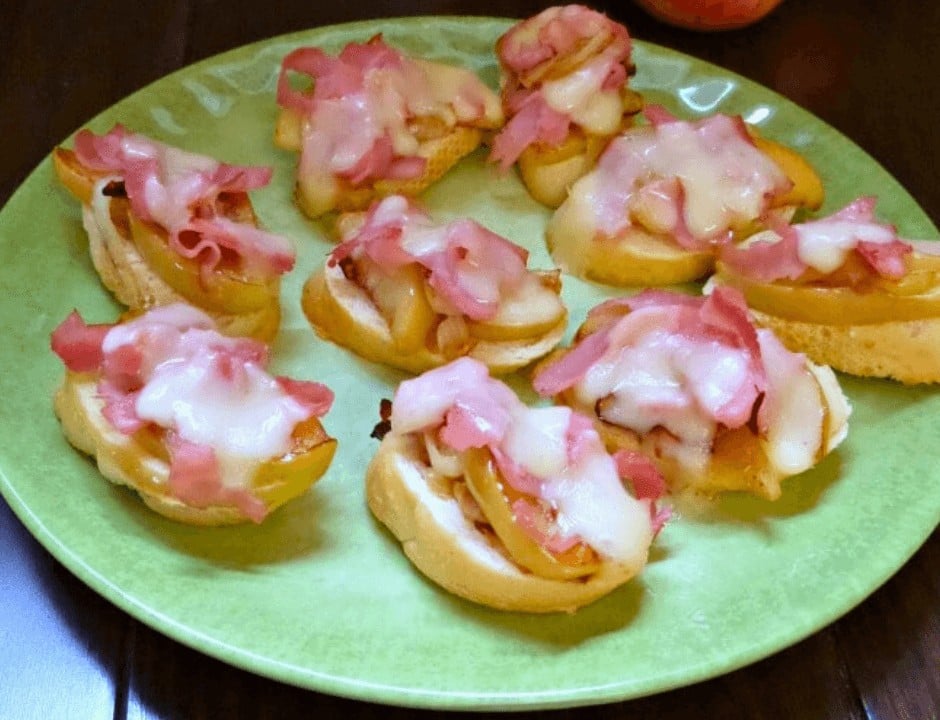 Caramelized Onion Bruschetta with Apples and Ham