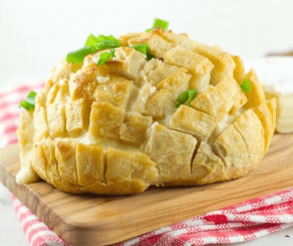 Cheesy Bacon Pull-Apart Bread&nbsp;- 10 Favorite Bacon Recipes