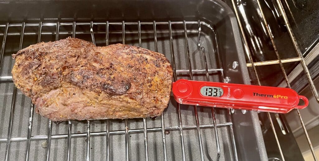 Chateaubriand in rosting pan with meat thermometer