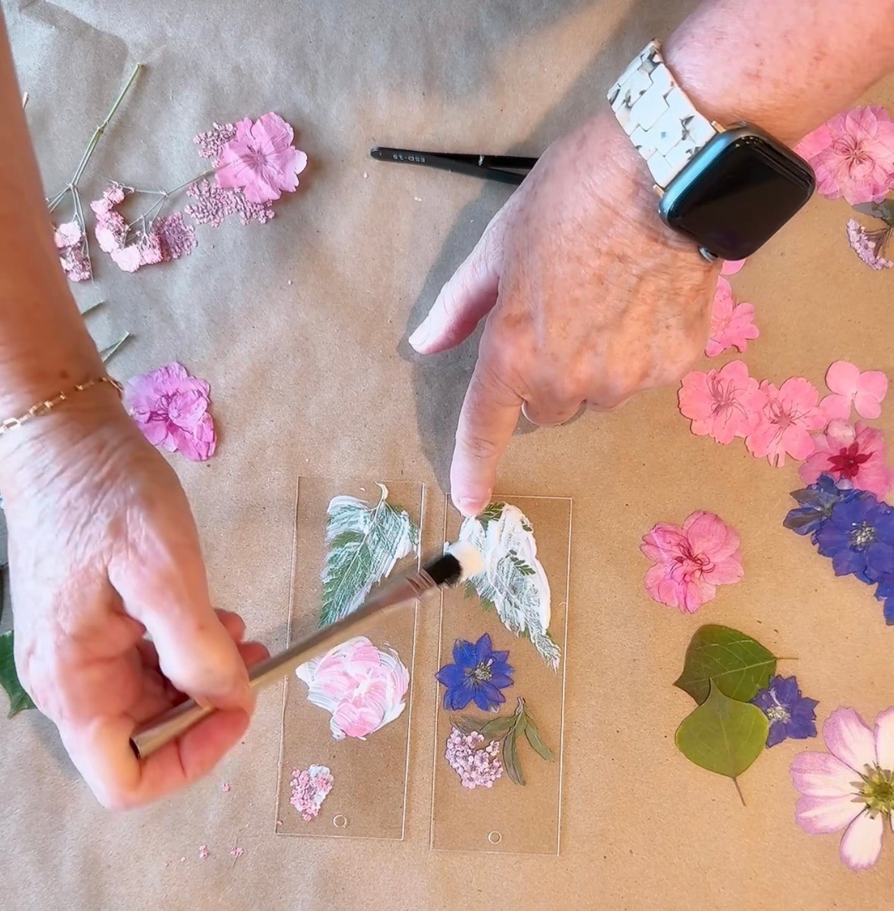 Pressed Flower Bookmarks DIY Craft &#8211; Inexpensive Lovely Gift Idea