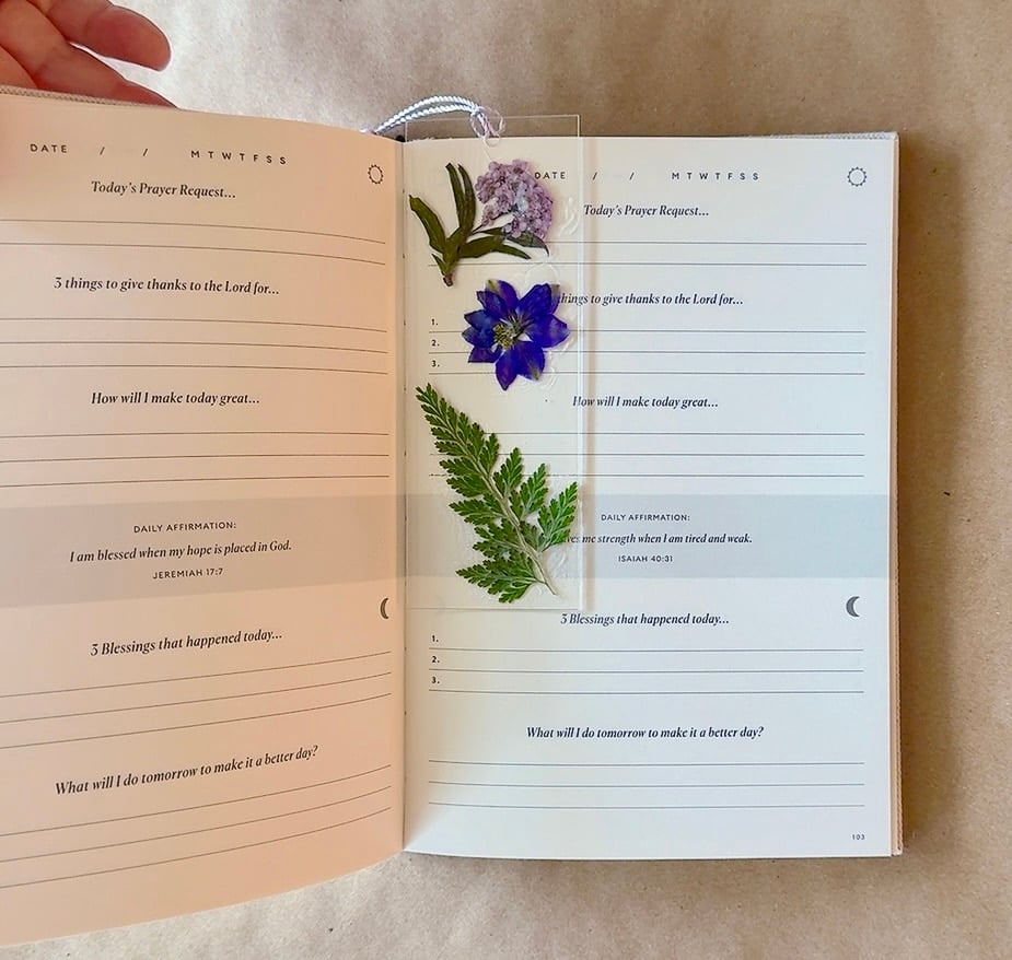 Pressed Flower Bookmarks DIY Craft &#8211; Inexpensive Lovely Gift Idea