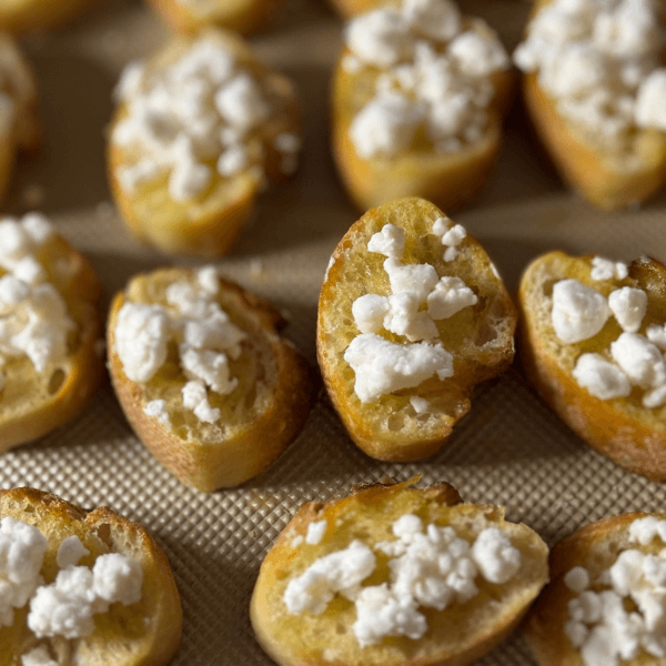 Toasted sliced bread with goat cheese