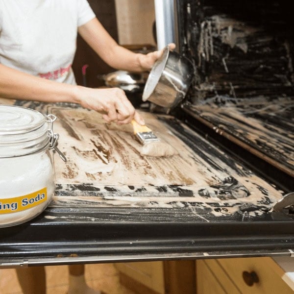 Cleaning the oven - 10 Baking Soda Hacks