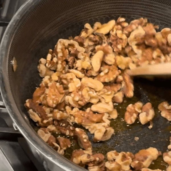 Walnuts in caramelized sugar